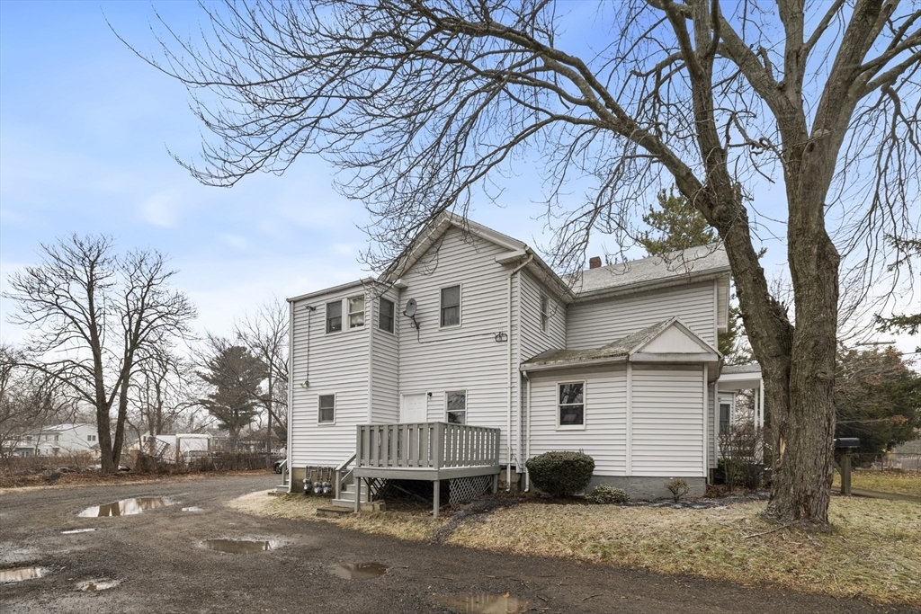 106 Vine St, Unit #1 in Saugus, MA - Foto de edificio