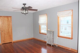 27 Princeton St, Unit 2 in Medford, MA - Foto de edificio - Building Photo