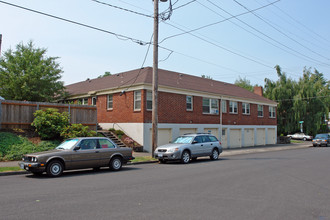 Helenas Court Apartments in Portland, OR - Building Photo - Building Photo