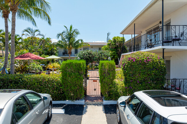 Laura Lee Condos in Lake Worth, FL - Foto de edificio - Building Photo