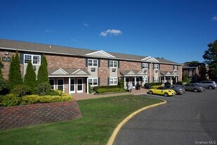 122 Easy St in Islip, NY - Building Photo