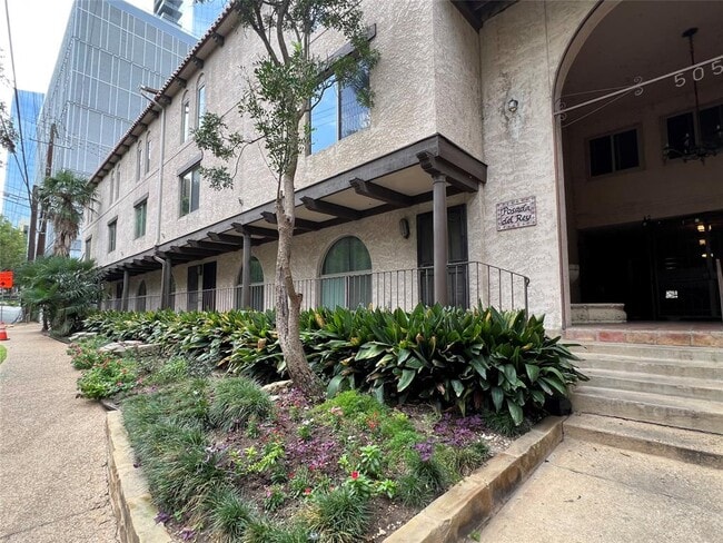 property at 505 W 7th St