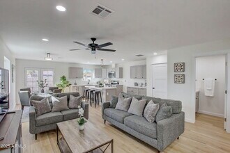 2551 E Broadway Rd in Phoenix, AZ - Building Photo - Building Photo