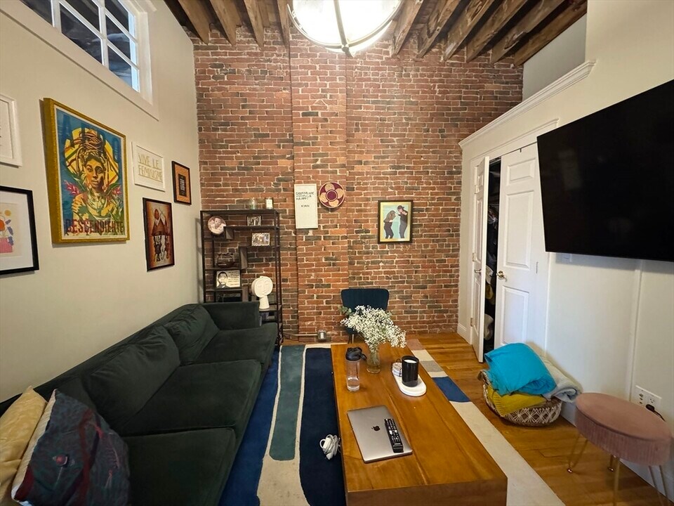 150 Liverpool St in Boston, MA - Building Photo