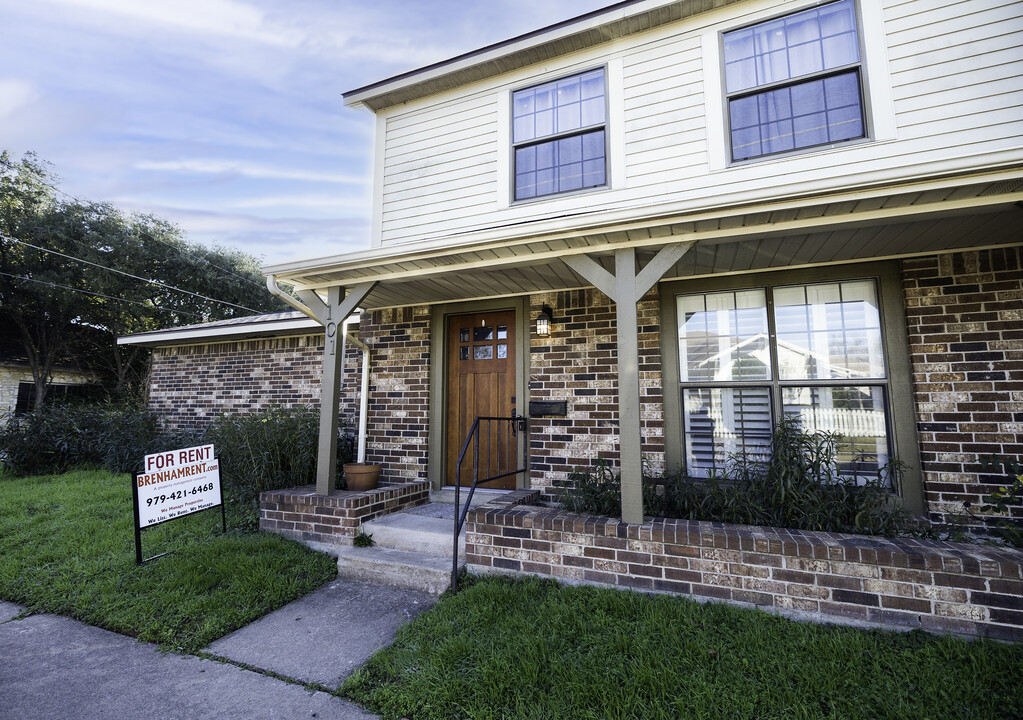 101 W Second St in Brenham, TX - Building Photo