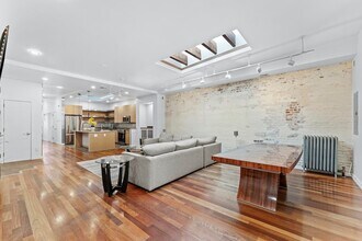 330 Montgomery St in Jersey City, NJ - Building Photo - Building Photo