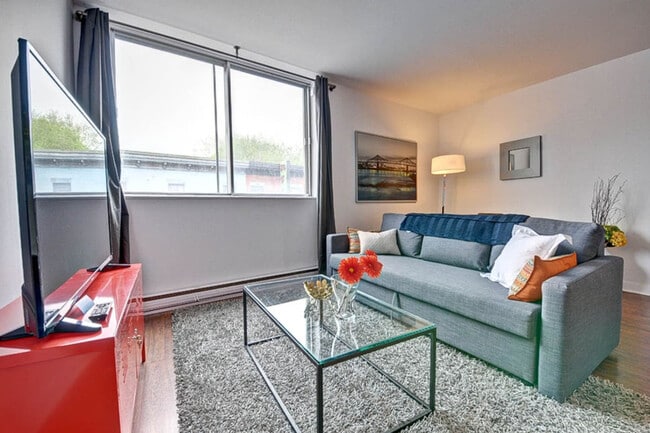 1379 Rue Ontario E in Montréal, QC - Building Photo - Building Photo