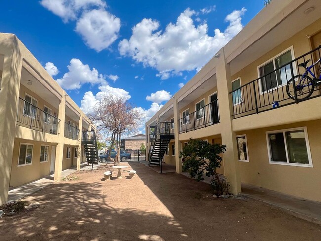 915 Alvarado Dr SE-Unit -5 in Albuquerque, NM - Building Photo - Building Photo