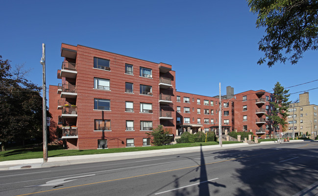 2550 Bathurst St in Toronto, ON - Building Photo - Primary Photo