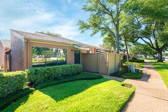 2445 Briarwest Blvd in Houston, TX - Building Photo - Building Photo