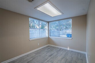 523 International Village Dr in Humble, TX - Foto de edificio - Building Photo
