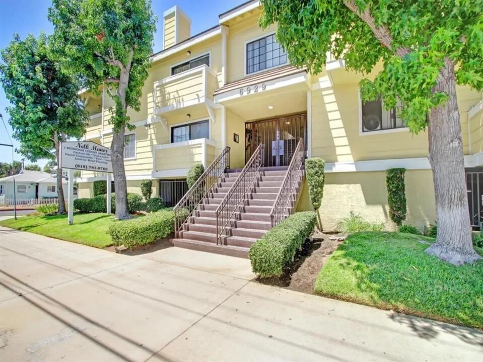 Nelk Manor in Van Nuys, CA - Foto de edificio
