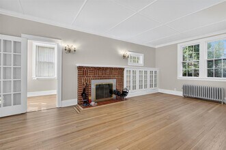 9 Vista Way in Port Washington, NY - Foto de edificio - Building Photo
