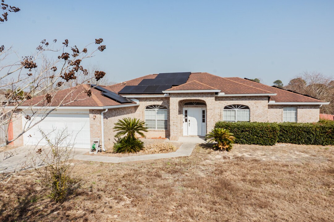 230 Trish Dr in Crestview, FL - Building Photo