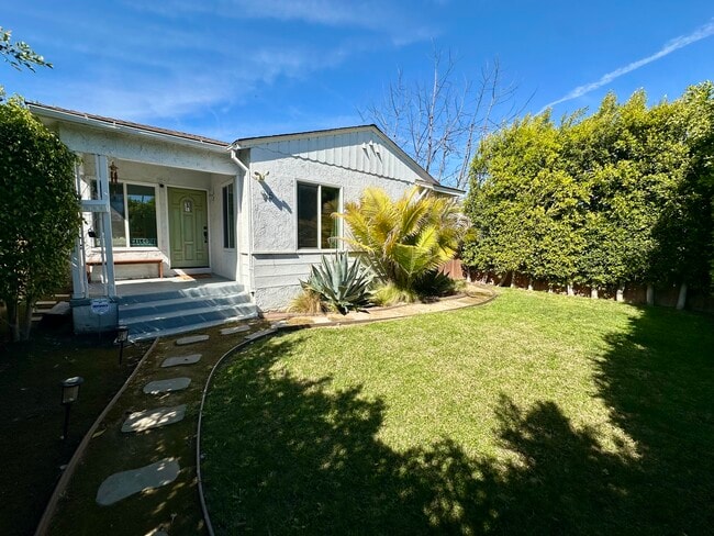 915 Indiana Ave in Venice, CA - Foto de edificio - Building Photo