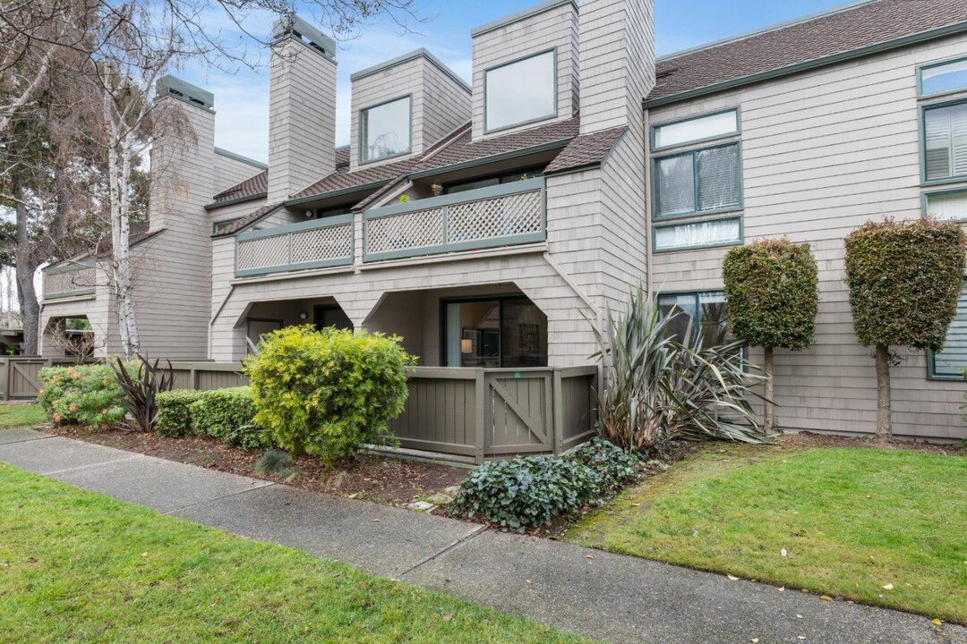 77 Pelican Ln in Redwood City, CA - Foto de edificio