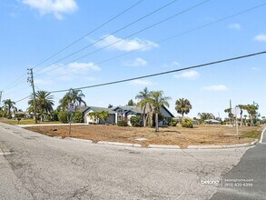 527 Rotonda Cir in Rotonda West, FL - Foto de edificio - Building Photo