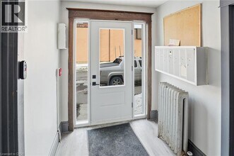 1 Fairholt Rd N in Hamilton, ON - Building Photo - Building Photo