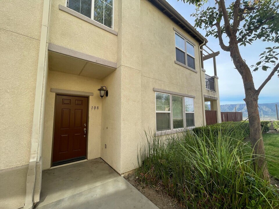 15639 Vista Way in Lake Elsinore, CA - Building Photo