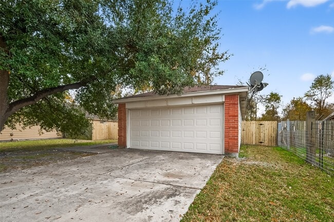 16022 Old River Rd in Channelview, TX - Building Photo - Building Photo