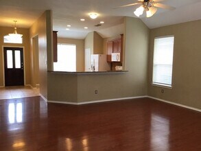 8723 Rollick Dr in Tomball, TX - Foto de edificio - Building Photo