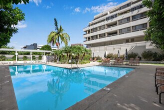 121 S Hope St, Unit 435 in Los Angeles, CA - Building Photo - Building Photo