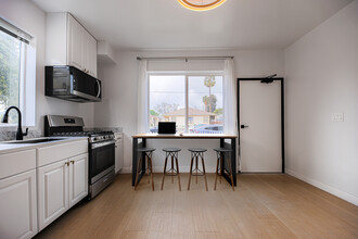 11435 Cumpston St, Unit 201 in North Hollywood, CA - Building Photo - Building Photo
