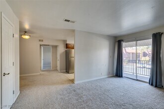 5081 River Glen Dr in Las Vegas, NV - Foto de edificio - Building Photo