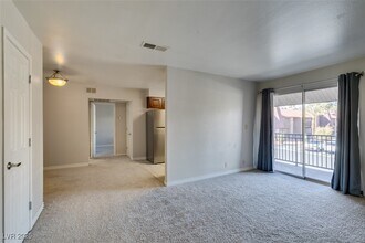 5081 River Glen Dr in Las Vegas, NV - Building Photo - Building Photo