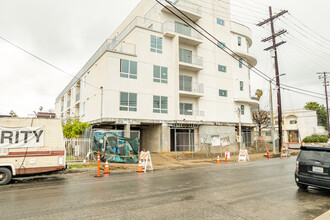 14402 Vanowen St in Van Nuys, CA - Foto de edificio - Building Photo