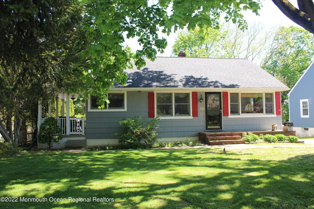 350 Branch Ave in Little Silver, NJ - Building Photo