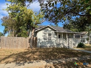 111 N Cedar Ave in Luling, TX - Foto de edificio - Building Photo