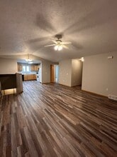 725 N James Ave, Unit A in Tea, SD - Foto de edificio - Building Photo