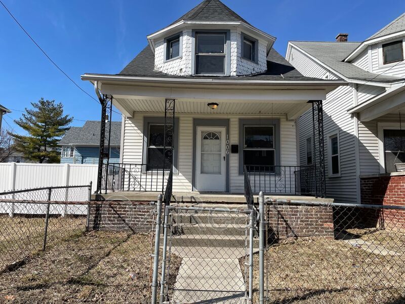 1006 St James Ct in Toledo, OH - Foto de edificio