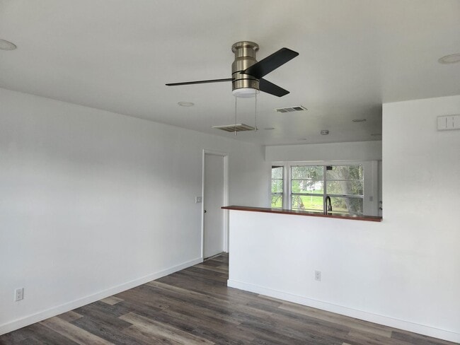 6143 Hester Ave in Ft. Myers, FL - Foto de edificio - Building Photo