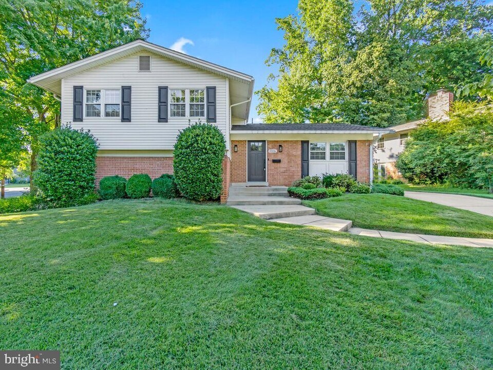 10106 Crimson Cir in Fairfax, VA - Building Photo