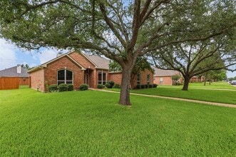 1612 Twin Oaks Dr in Cleburne, TX - Building Photo - Building Photo