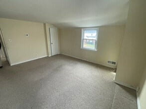 17-35 11th St, Unit 2 in Fair Lawn, NJ - Foto de edificio - Building Photo