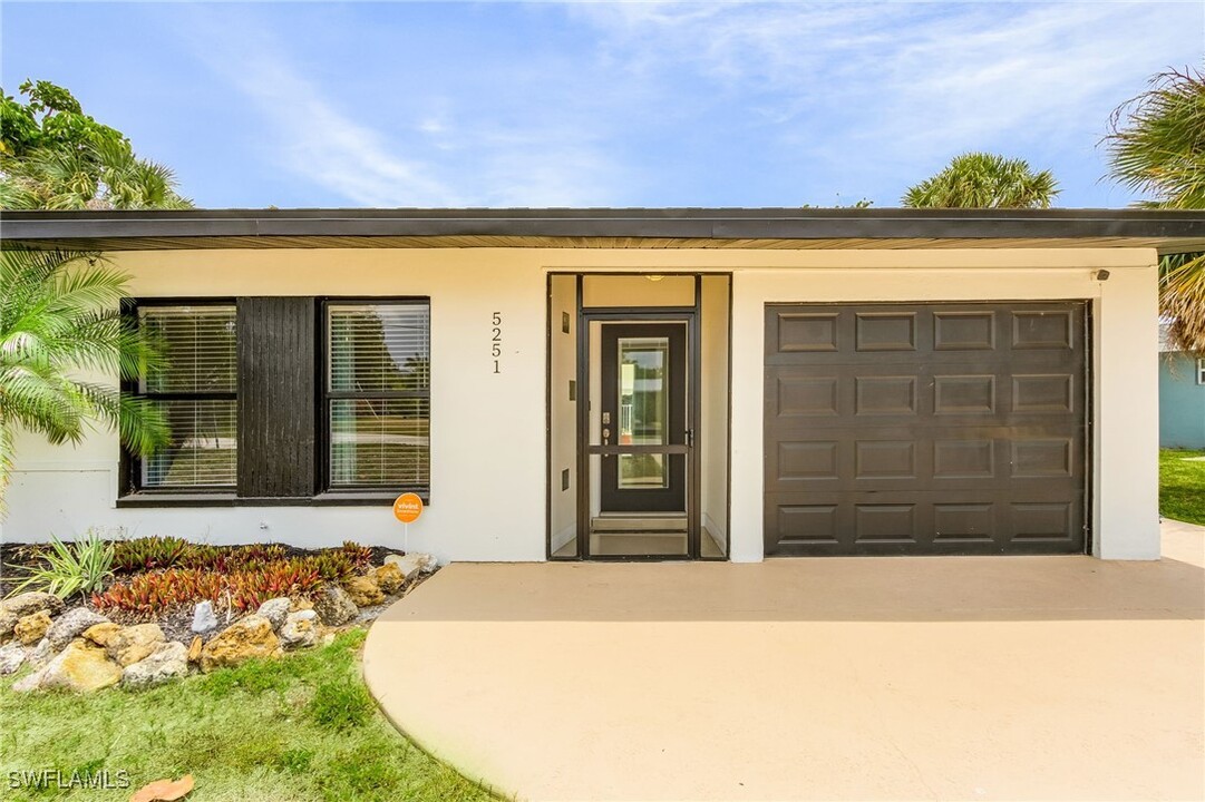 5251 Tower Dr in Cape Coral, FL - Foto de edificio