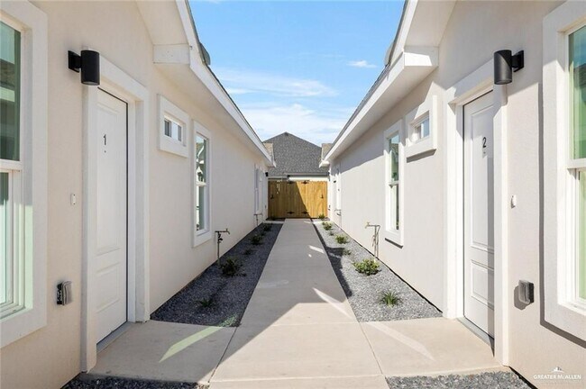 1025 N Woodson Ave in Edinburg, TX - Building Photo - Building Photo