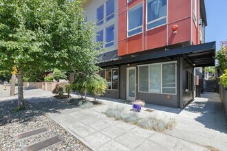 5230B California Ave SW in Seattle, WA - Building Photo - Building Photo