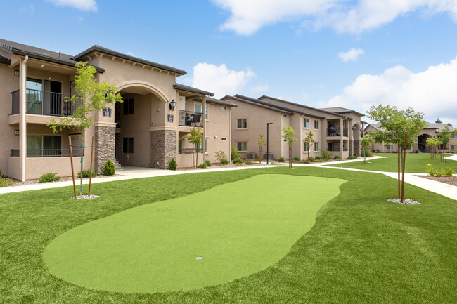 Dante Apartments in Fresno, CA - Building Photo - Building Photo