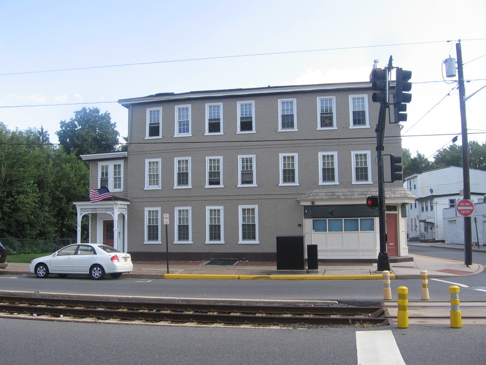 200 E Broad St in Burlington, NJ - Foto de edificio