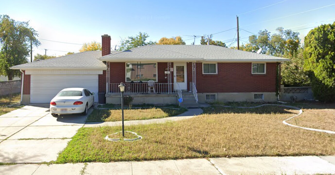 4245 S Normandie Ln in Millcreek, UT - Building Photo