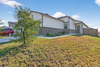 13010 Red Elks Lks in Saint Hedwig, TX - Building Photo - Building Photo