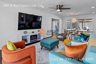 980 N Buttonwillow Cir in Palm Springs, CA - Building Photo