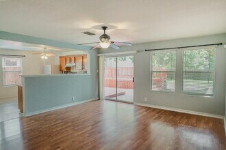 16414 Royal Horse in Selma, TX - Foto de edificio - Building Photo