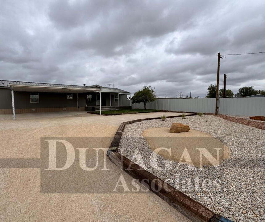 2713 Standpipe Rd in Carlsbad, NM - Building Photo