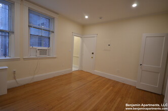 97 Marion St, Unit 2 in Brookline, MA - Foto de edificio - Building Photo