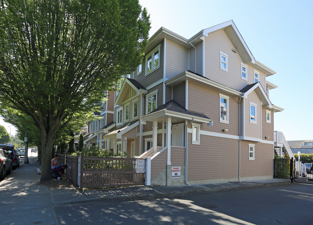 1043 Caledonia Ave in Victoria, BC - Building Photo